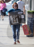 PEOPLE - Alyson Hannigan schleppt eine neue Kaffemaschine nach Hause