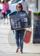 PEOPLE - Alyson Hannigan schleppt eine neue Kaffemaschine nach Hause