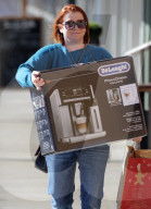 PEOPLE - Alyson Hannigan schleppt eine neue Kaffemaschine nach Hause