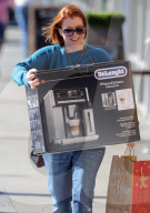 PEOPLE - Alyson Hannigan schleppt eine neue Kaffemaschine nach Hause