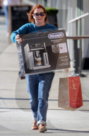 PEOPLE - Alyson Hannigan schleppt eine neue Kaffemaschine nach Hause