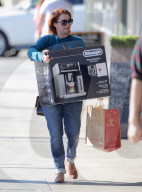 PEOPLE - Alyson Hannigan schleppt eine neue Kaffemaschine nach Hause