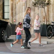 PEOPLE - Denise Richards mit den Kids in Malibu unterwegs