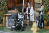 PEOPLE - Elisabetta Canalis füttert ihr Baby