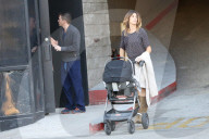 PEOPLE - Elisabetta Canalis füttert ihr Baby