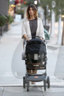 PEOPLE - Elisabetta Canalis füttert ihr Baby