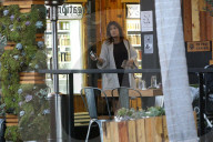 PEOPLE - Elisabetta Canalis füttert ihr Baby
