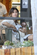 PEOPLE - Elisabetta Canalis füttert ihr Baby
