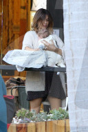 PEOPLE - Elisabetta Canalis füttert ihr Baby