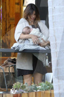 PEOPLE - Elisabetta Canalis füttert ihr Baby
