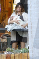 PEOPLE - Elisabetta Canalis füttert ihr Baby