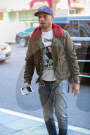 PEOPLE - Pharrell Williams in cooler Bomber Jacke