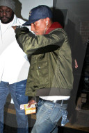 PEOPLE - Pharrell Williams in cooler Bomber Jacke
