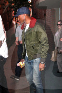 PEOPLE - Pharrell Williams in cooler Bomber Jacke