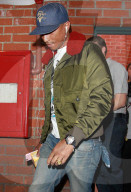 PEOPLE - Pharrell Williams in cooler Bomber Jacke