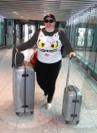 PEOPLE - Rebel Wilson als Kätzchen am Heathrow Flughafen 