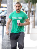 PEOPLE - Shia LaBeouf holt sich einen Kaffee