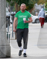 PEOPLE - Shia LaBeouf holt sich einen Kaffee