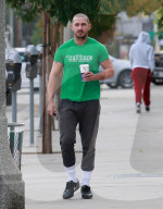 PEOPLE - Shia LaBeouf holt sich einen Kaffee