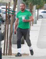 PEOPLE - Shia LaBeouf holt sich einen Kaffee