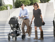 PEOPLE - Elisabetta Canalis mit Gatte und Baby Skyler unterwegs