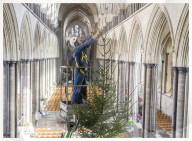 FEATURE - Salisbury: 10 Meter grosser Weihnachtsbaum in der Kathedrale