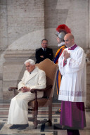NEWS - Rom: Ex Papst Benedikt bei der Eröffnung der Heiligen Pforte anwesend