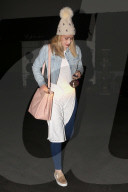 PEOPLE - Iggy Azalea verlässt das 'Skin Care Center' mit Schürze