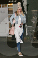 PEOPLE - Iggy Azalea verlässt das 'Skin Care Center' mit Schürze