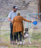EXKLUSIV - Keine Hemmungen! Kate Upton's Hund lässt sich beim 'grossen Geschäft' ablichten