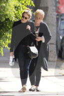 PEOPLE - Emma Stone mit ihrer Mutter Krista in Beverly Hills unterwegs