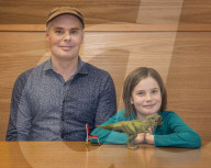 FEATURE - Plastik-Dinos in Szene gesetzt