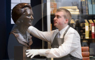 PEOPLE - Margaret Thatcher Auktion bei Christies in London