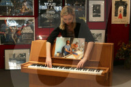 FEATURE - ABBA Klavier versteigert für 53.000 Dollar