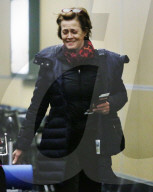 EXKLUSIV - Sigourney Weaver sieht ein wenig müde aus vor dem Abflug 