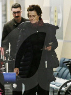 EXKLUSIV - Sigourney Weaver sieht ein wenig müde aus vor dem Abflug 
