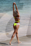 PEOPLE - Candice Swanepoel gibt alles beim Strandshooting