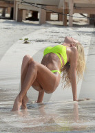 PEOPLE - Candice Swanepoel gibt alles beim Strandshooting