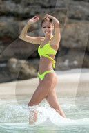 PEOPLE - Candice Swanepoel gibt alles beim Strandshooting