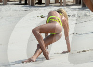 PEOPLE - Candice Swanepoel gibt alles beim Strandshooting