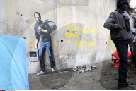 FEATURE - Steve Jobs zieht als Banksy-Graffity ins Flüchtlingscamp von Calais