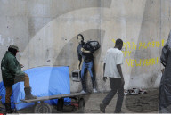 FEATURE - Steve Jobs zieht als Banksy-Graffity ins Flüchtlingscamp von Calais