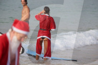 FEATURE - Surfende Santas brechen Guinness-Weltrekord am Bondi Beach