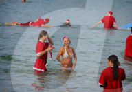FEATURE - Surfende Santas brechen Guinness-Weltrekord am Bondi Beach