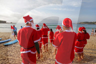 FEATURE - Surfende Santas brechen Guinness-Weltrekord am Bondi Beach