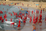 FEATURE - Surfende Santas brechen Guinness-Weltrekord am Bondi Beach