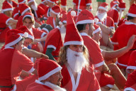FEATURE - Surfende Santas brechen Guinness-Weltrekord am Bondi Beach