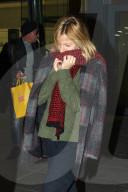 PEOPLE - Sienna Miller verkriecht sich in ihrem Schal