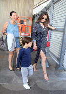 PEOPLE - Miranda Kerr und Sohn Flynn am Flughafen von Sydney