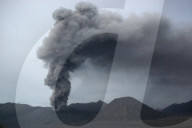NEWS - Vulkan Bromo auf Java spuckt Asche